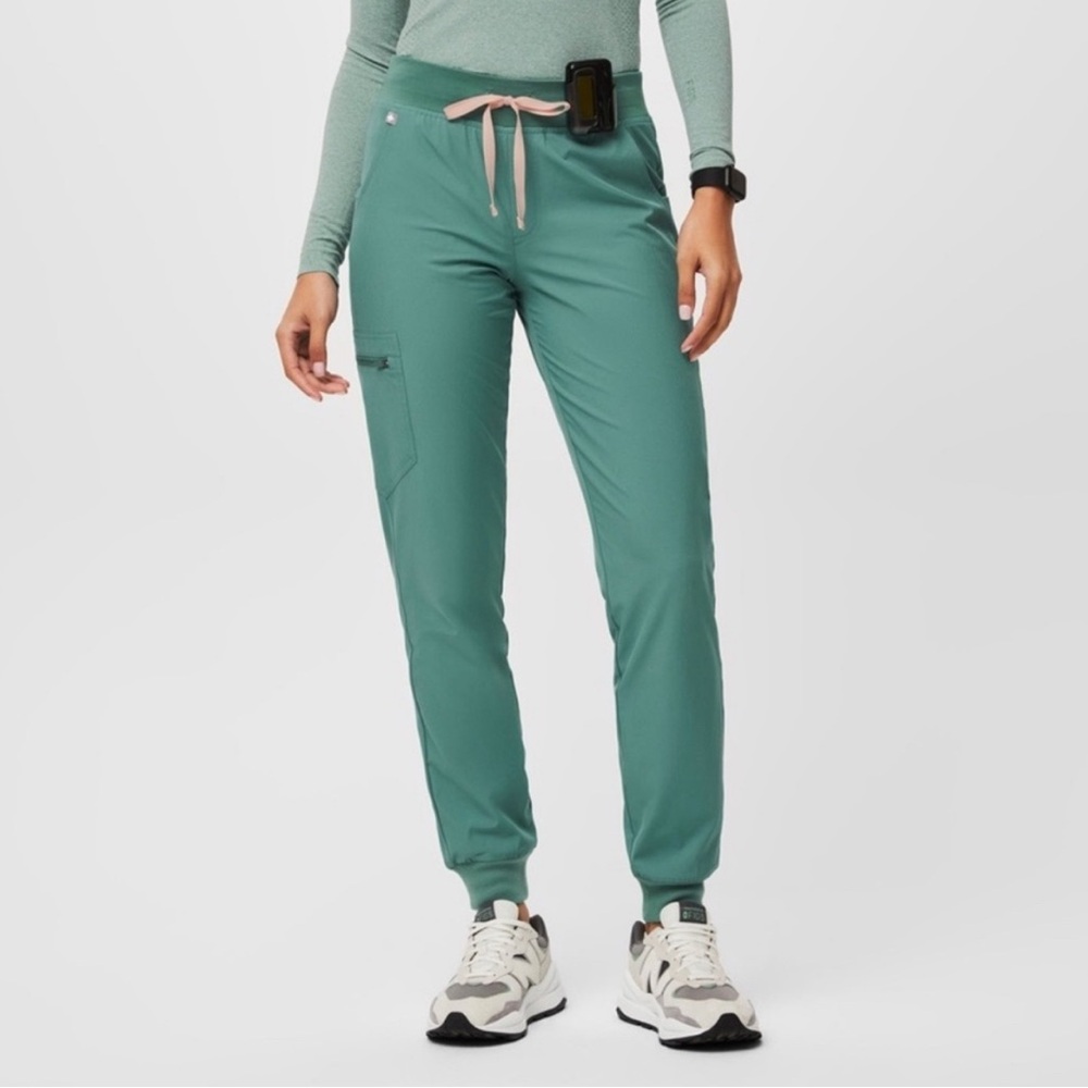 Figs Zamora FREEx Lined High Waisted Scrub Joggers Size Medium NWT Eucalyptus